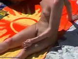 Mujer desnuda en la playa