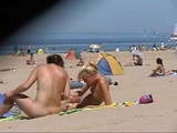 Espiando a dos mujeres en la playa
