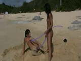 Chicas en la playa nudista