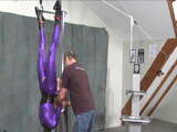 Suspendida con un traje púrpura