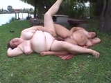 Gorda disfrutando de sexo en el parque