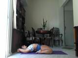 Latina haciendo yoga